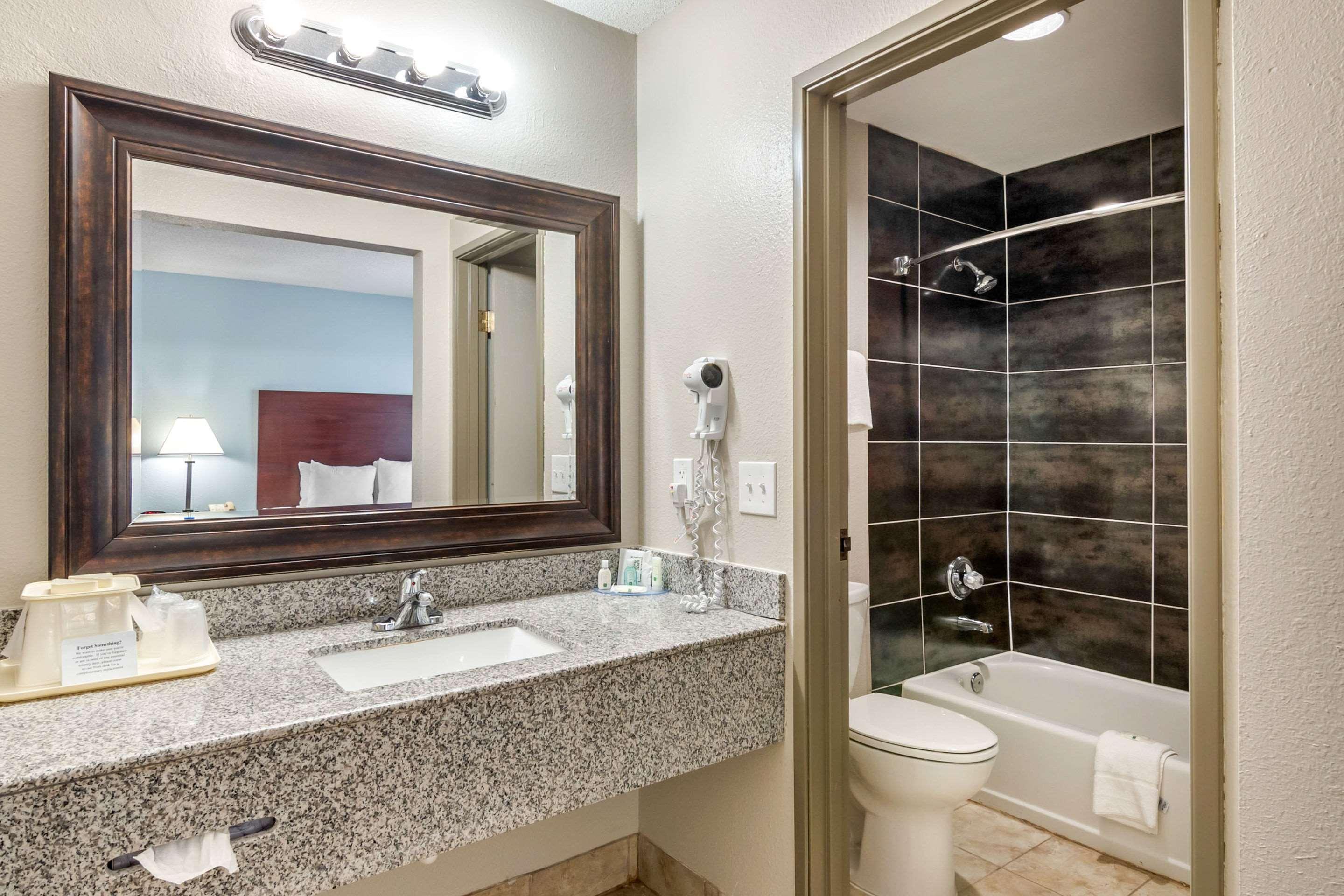 Quality Suites Kansas City International Airport Eksteriør billede