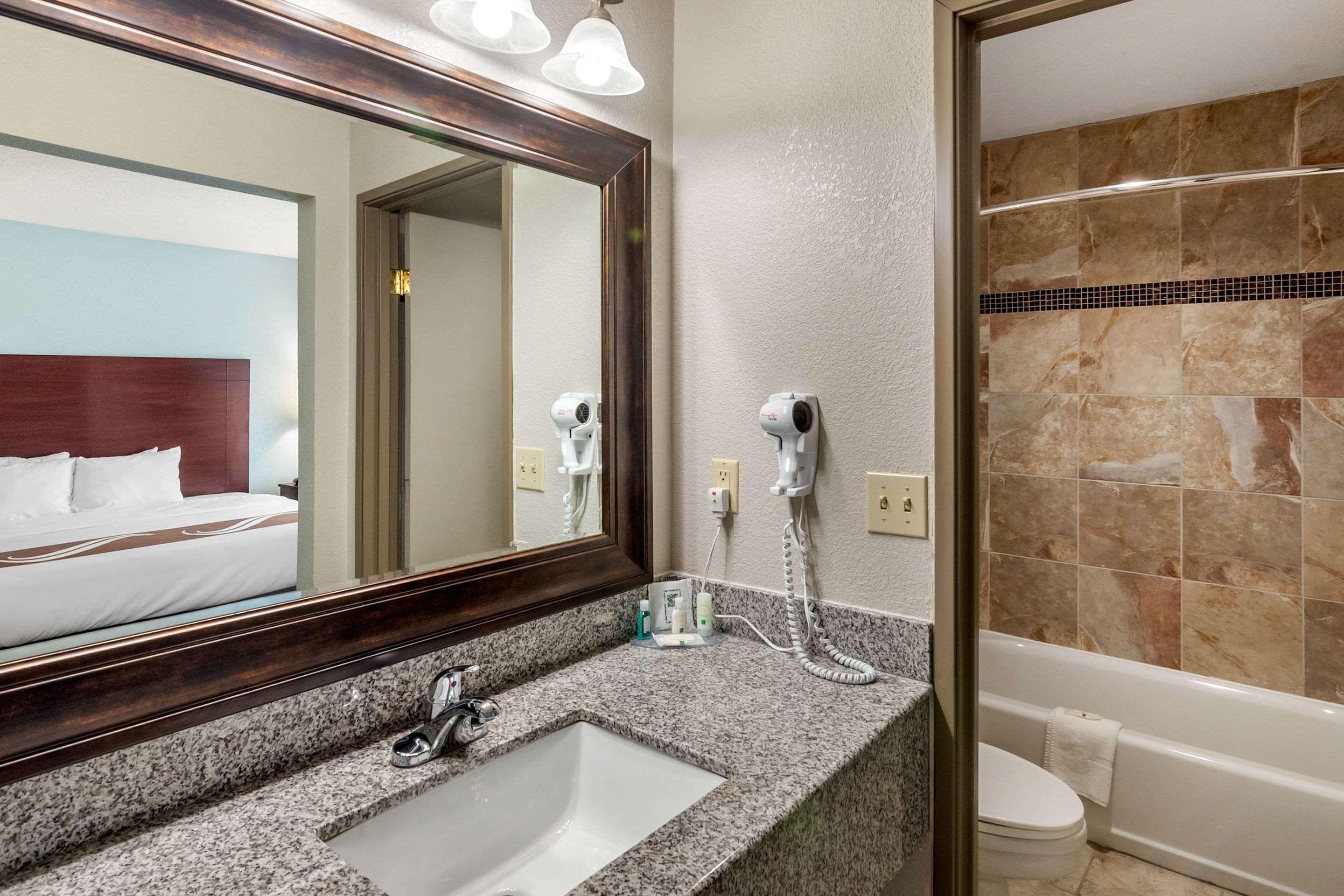Quality Suites Kansas City International Airport Eksteriør billede